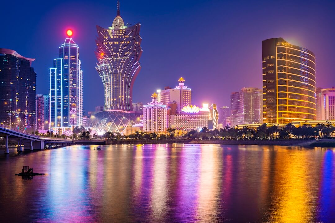 Die Macau Skyline bei Nacht mit vielen Casinos. Aber pumpen diese Casinos wirklich Sauerstoff in ihre Räume?